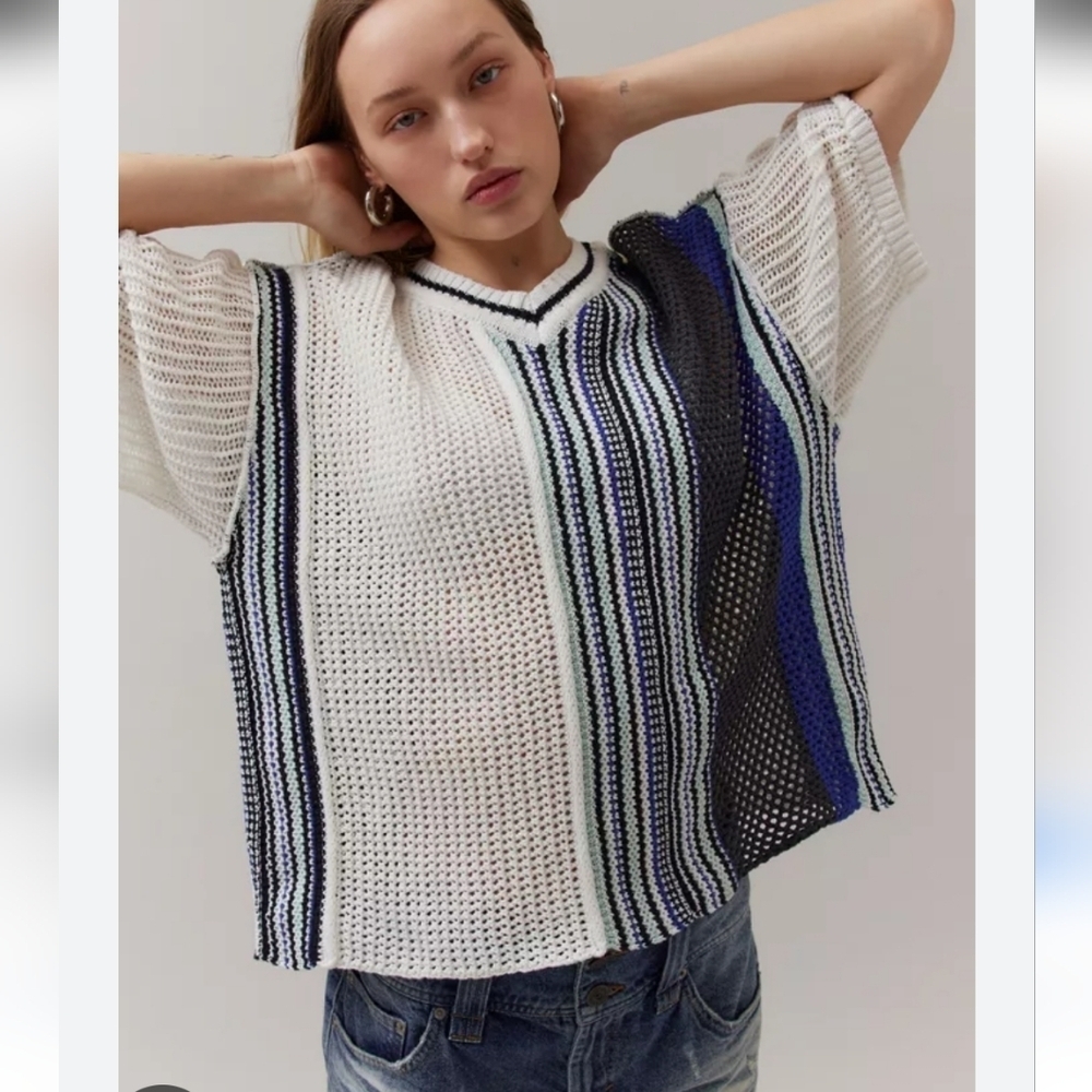 BDG urban outfitters Domino white blue black crochet v-neck sweater Tee Size S